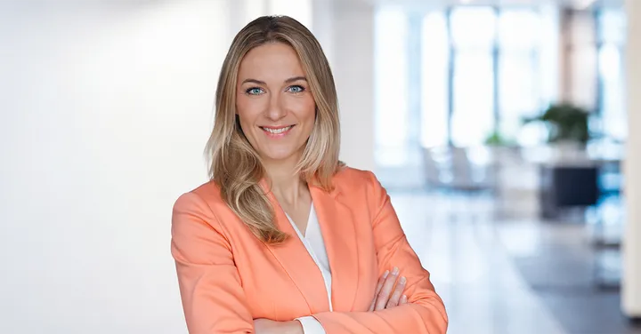 Julia Hammer, Geschäftsführerin der enomyc Gruppenholding, im Business-Portrait zum Interview über die neue Beratungsplattform für Restrukturierung und Transformation im gehobenen Mittelstand.