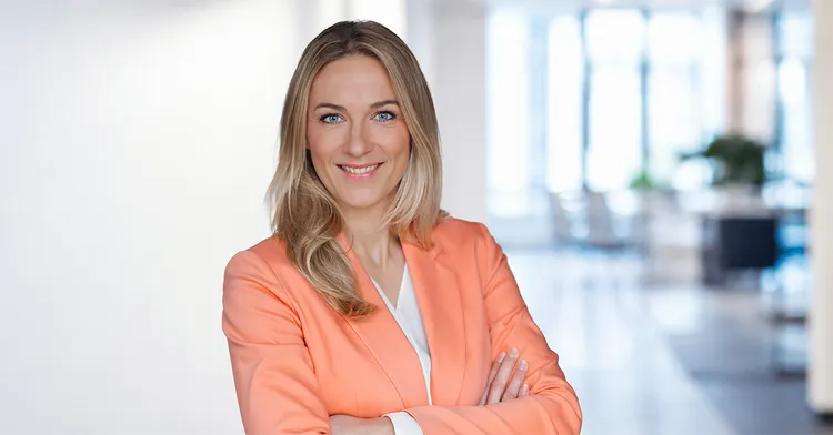 Julia Hammer, Geschäftsführerin der enomyc Gruppenholding, im Business-Portrait zum Interview über die neue Beratungsplattform für Restrukturierung und Transformation im gehobenen Mittelstand.