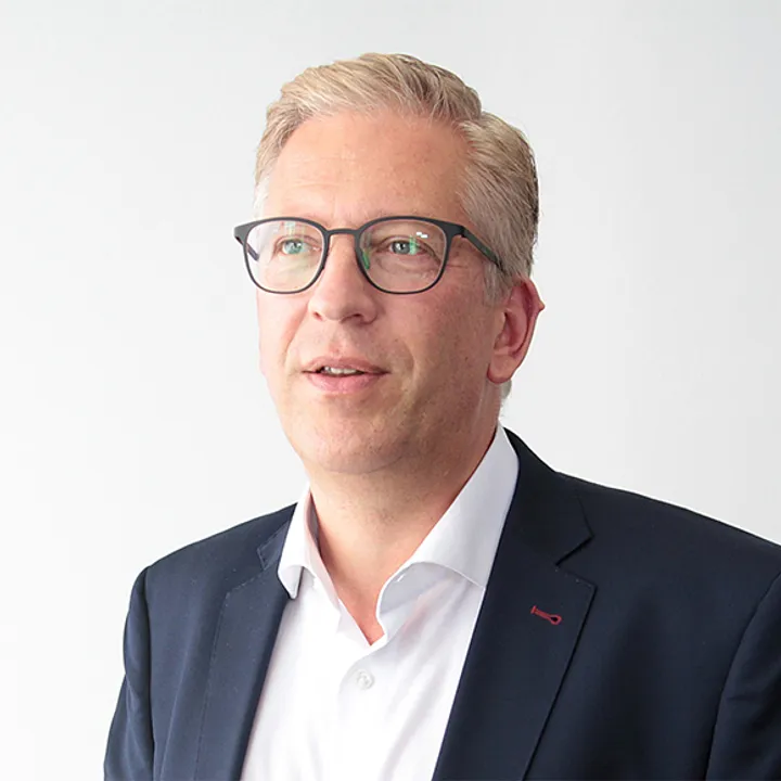 Portrait von Nils Heidelk, Director, Head of Legal und Fachanwalt für Insolvenzrecht bei enomyc
