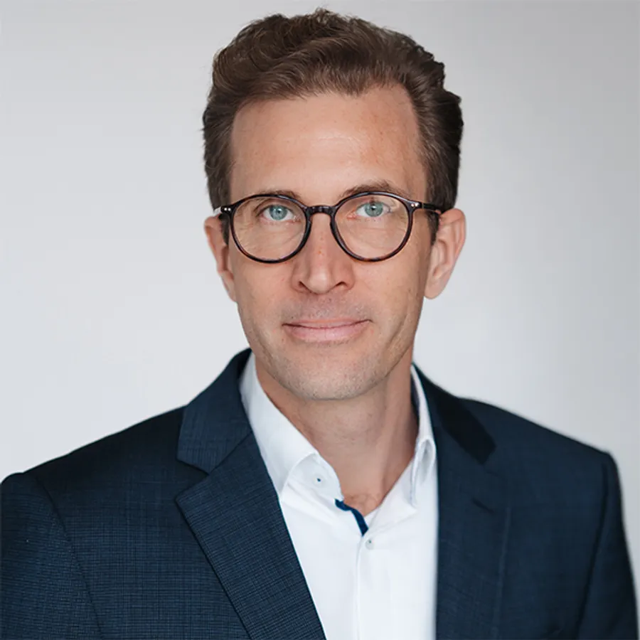 Portrait von Dr. Tim Bauer, Partner Operations und Standortleiter Stuttgart bei enomyc