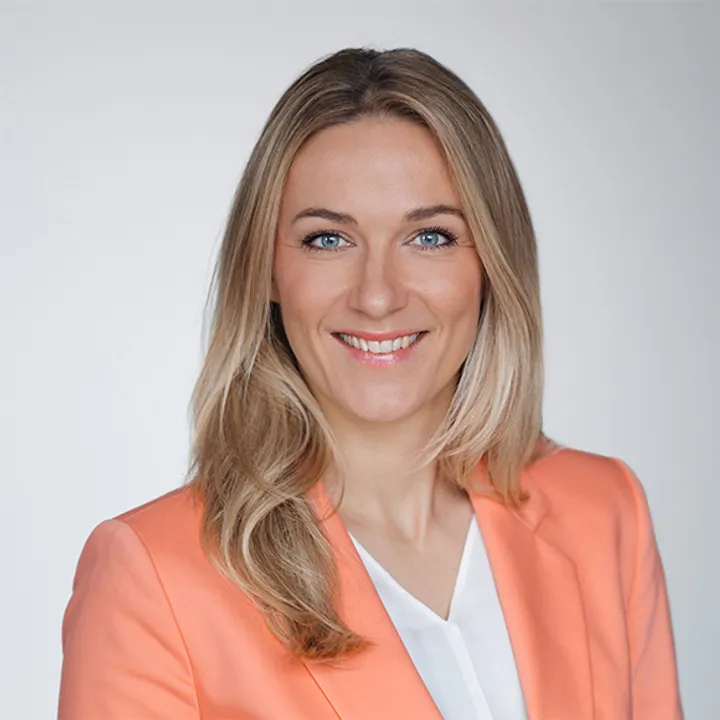 Portrait von Julia Hammer, Managing Partner und Geschäftsführerin der Holdinggruppe bei enomyc