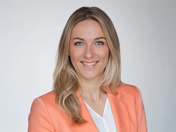 Portrait von Julia Hammer, Managing Partner und Geschäftsführerin der Holdinggruppe bei enomyc
